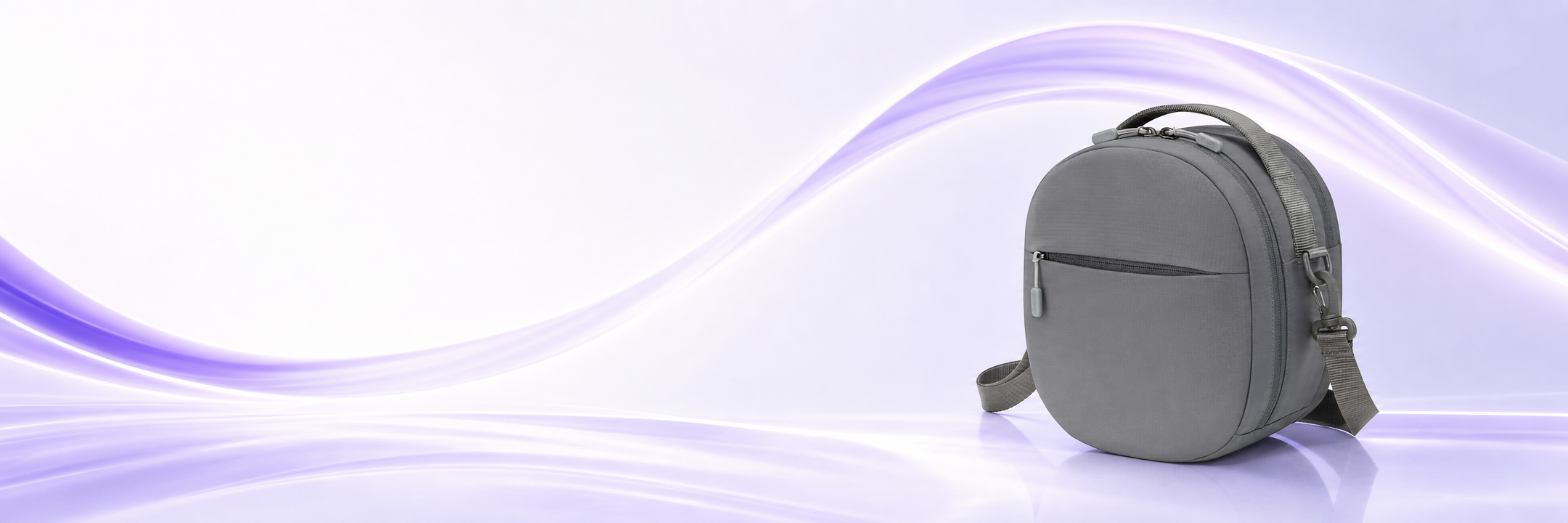Дорожная сумка Belkin для Apple Vision Pro, логотип Belkin слева, прикреплен ремень для переноски, открыт карман на молнии.